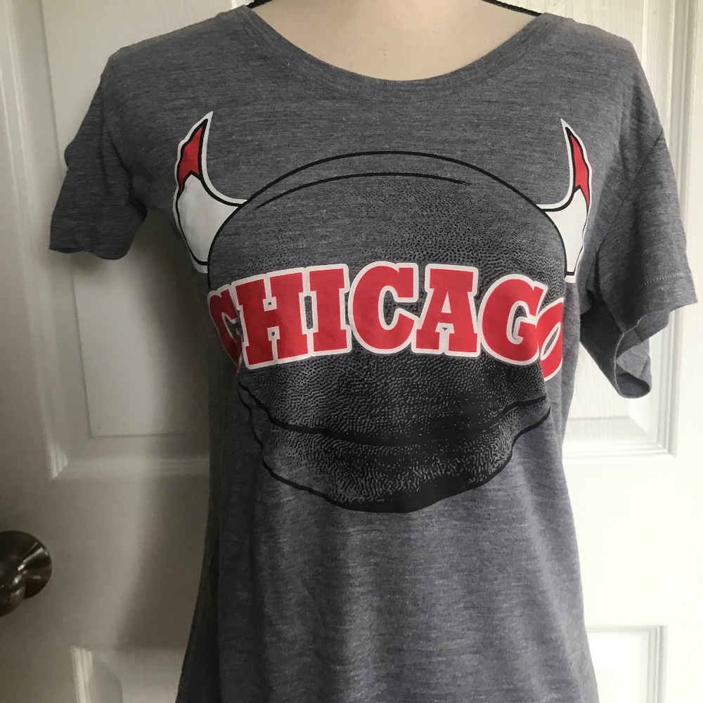 Chicago Bulls Basketball NBA Women's Gray T-shirt Size Large